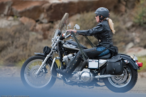 バイクに乗った女性